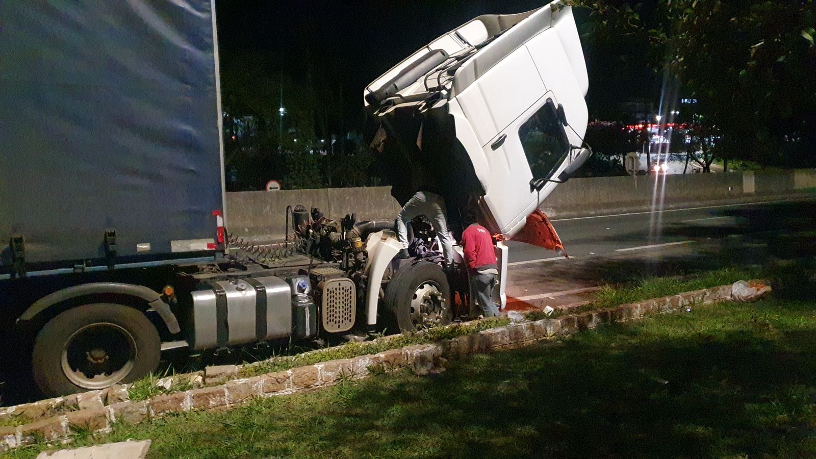 Socorro mecânico noturno em caminhão